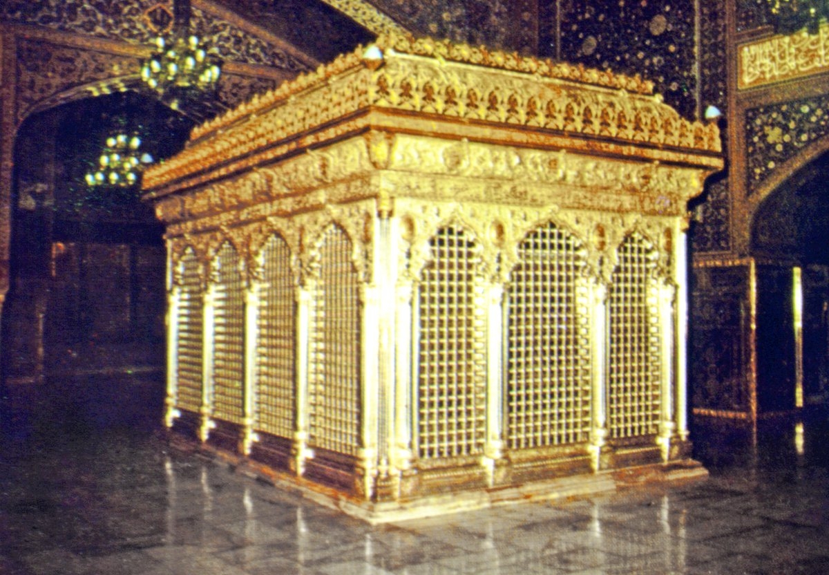 İran’daki önemli dinî ziyaretgâhlardan biri olan İmam Ali er-Rızâ’nın türbesinin içinden bir görünüş