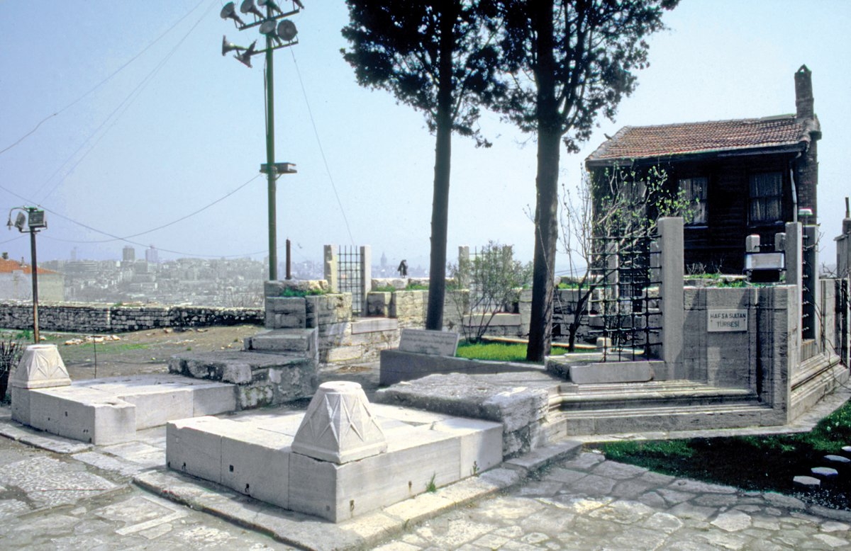 Hafsa Sultan’ın Sultan Selim Camii dış avlusundaki yıkık türbesi – Fatih/İstanbul