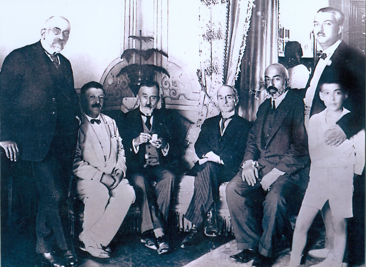 Âsım kitabının neşri vesilesiyle Mithat Cemal Kuntay’ın Mehmed Âkif onuruna verdiği davette çekilen fotoğraf (1924; soldan sağa: Süleyman Nazif, Cenab Şahabeddin, Abdülhak Hâmid Tarhan, Sâmipaşazâde Sezâi, Mehmet Âkif,Mithat Cemal ve oğlu; M. Ruyan Soydan koleksiyonu)