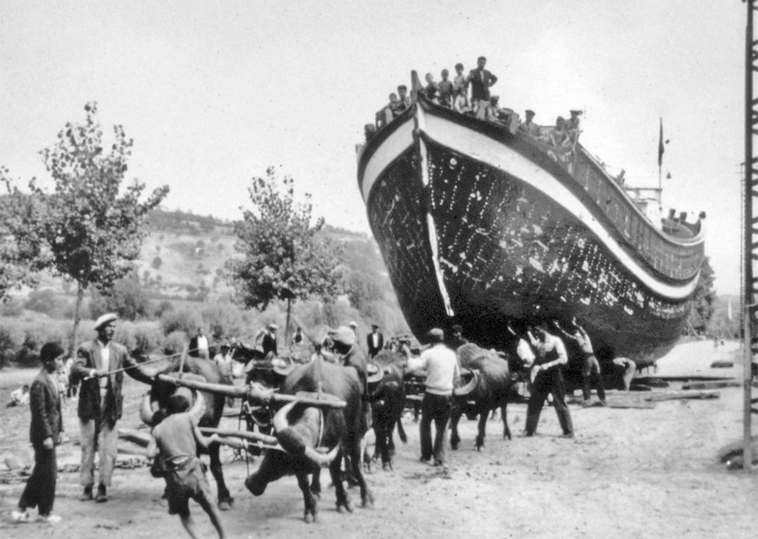 Bartın’da XX. yüzyıl başlarında inşa edilen bir teknenin mandalarla çekilerek denize indirilişini gösteren bir fotoğraf