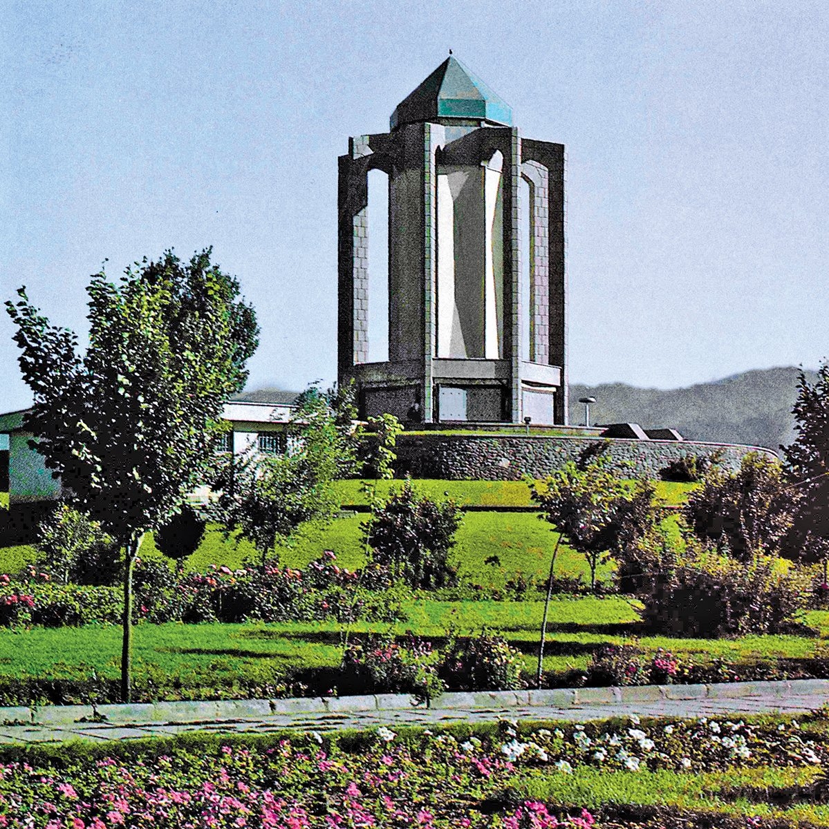 Lurca edebî eserleriyle tanınanBaba Tâhir-i Uryân’ın mezarı – Hemedan/İran