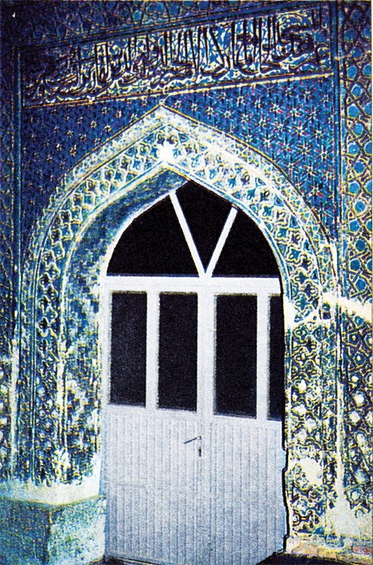 Eşrefoğlu Camii’nin mozaik çini süslemeli harim kapısı