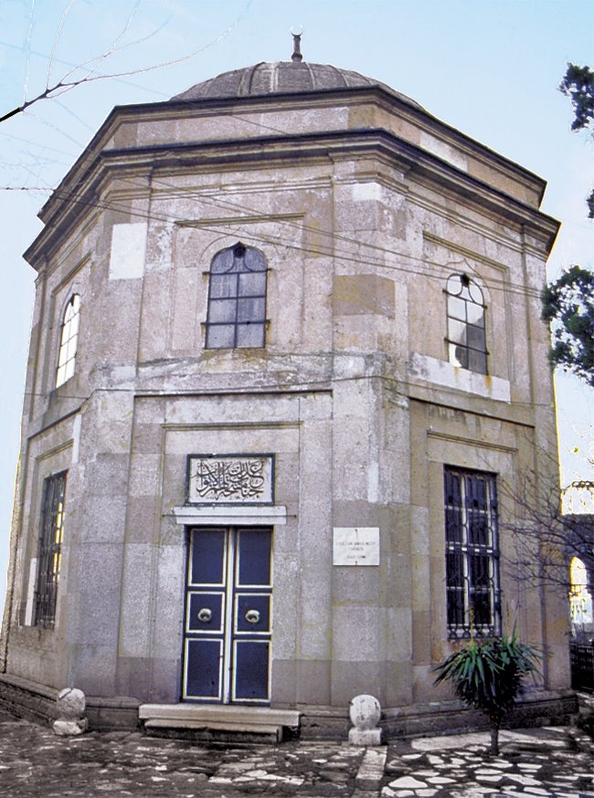 Sultan Abdülmecid’in Yavuz Sultan Selim Camii’nin kıble tarafında bulunan türbesi – Fatih/İstanbul
