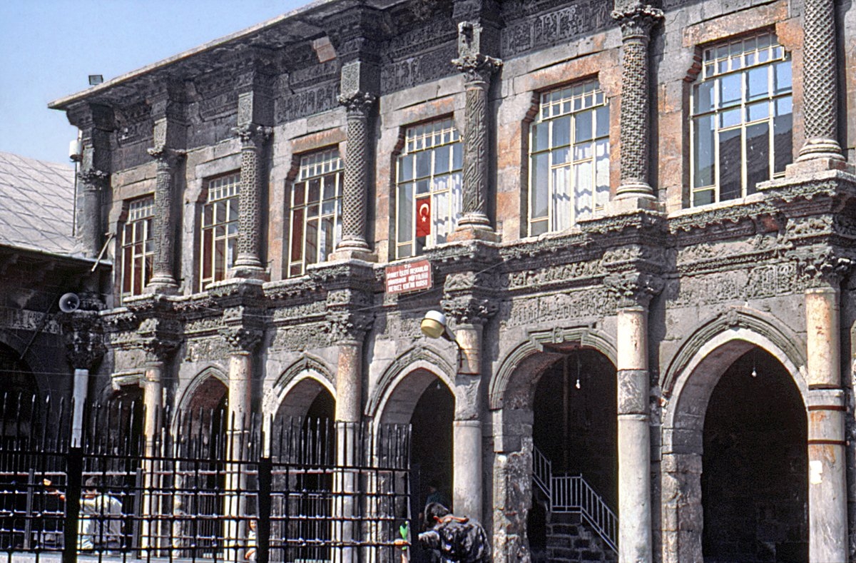 Diyarbakır Ulucamii’nin çift katlı olarak düzenlenmiş avlu cephesi