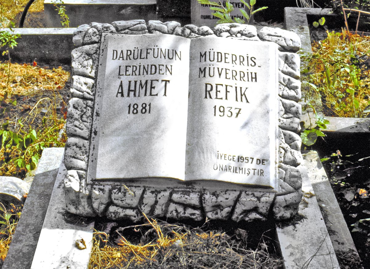 Büyükada’da Ahmed Refik Altınay’ın mezarı – İstanbul
