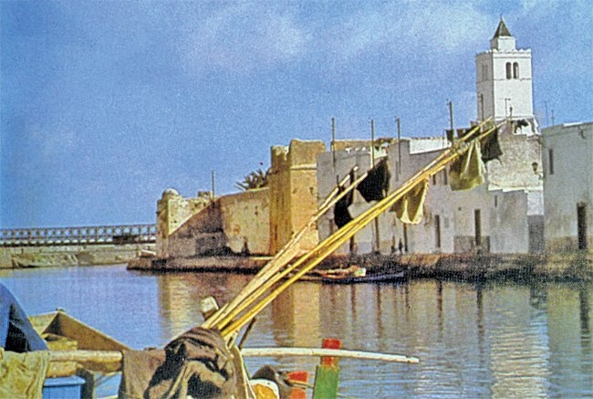 Benzert’in eski limanı ve kalesinden bir görünüş – Tunus