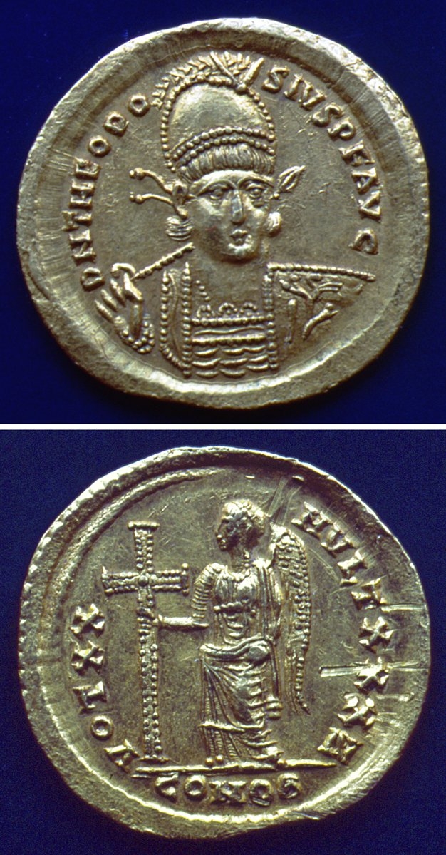 İmparator Büyük Theodosios devrinde (379-395) basılmış altın sikke (İstanbul Arkeoloji Müzeleri, Teşhir nr. 1049)