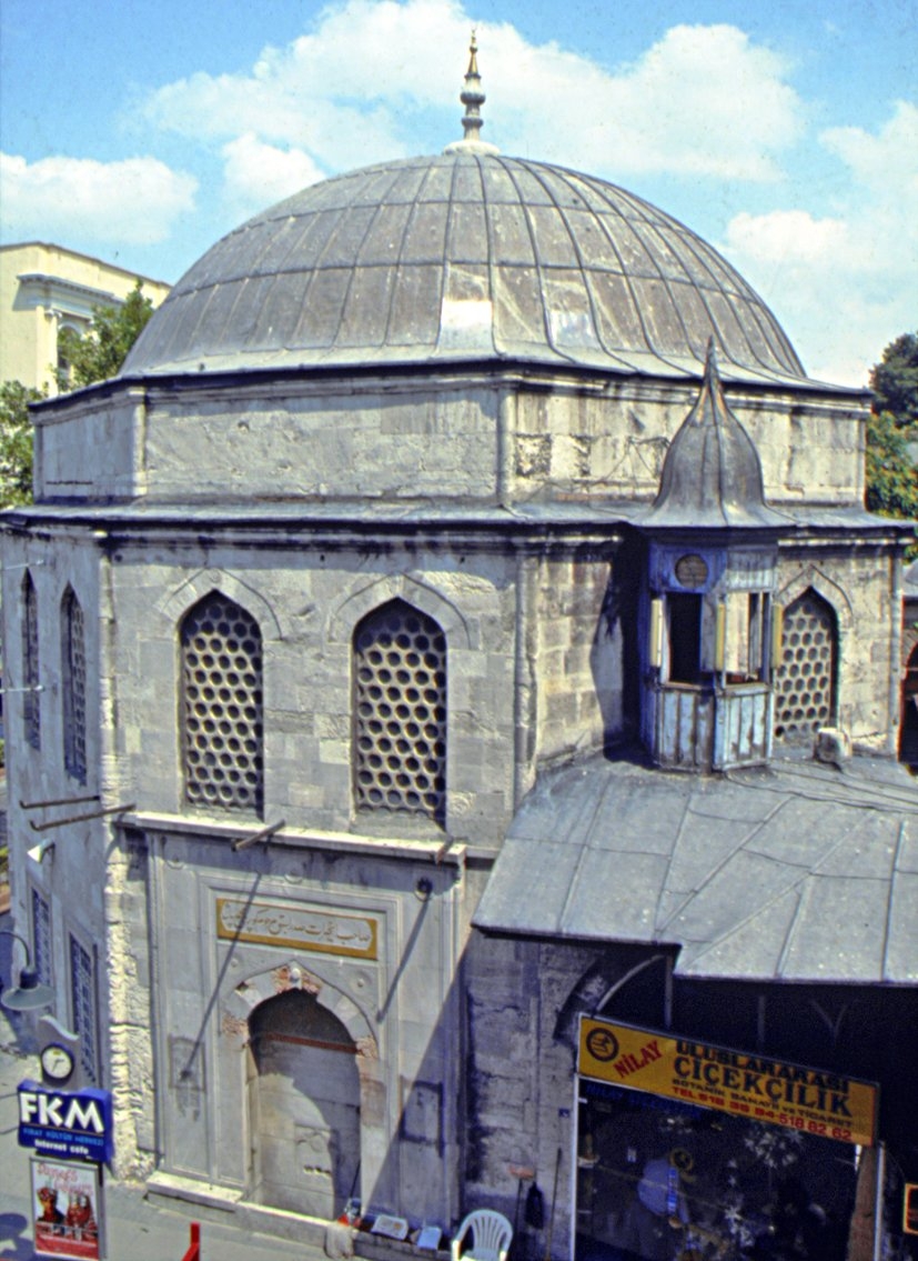 Köprülü Külliyesi’nin dershane-mescidi ile batı cephesindeki çeşme