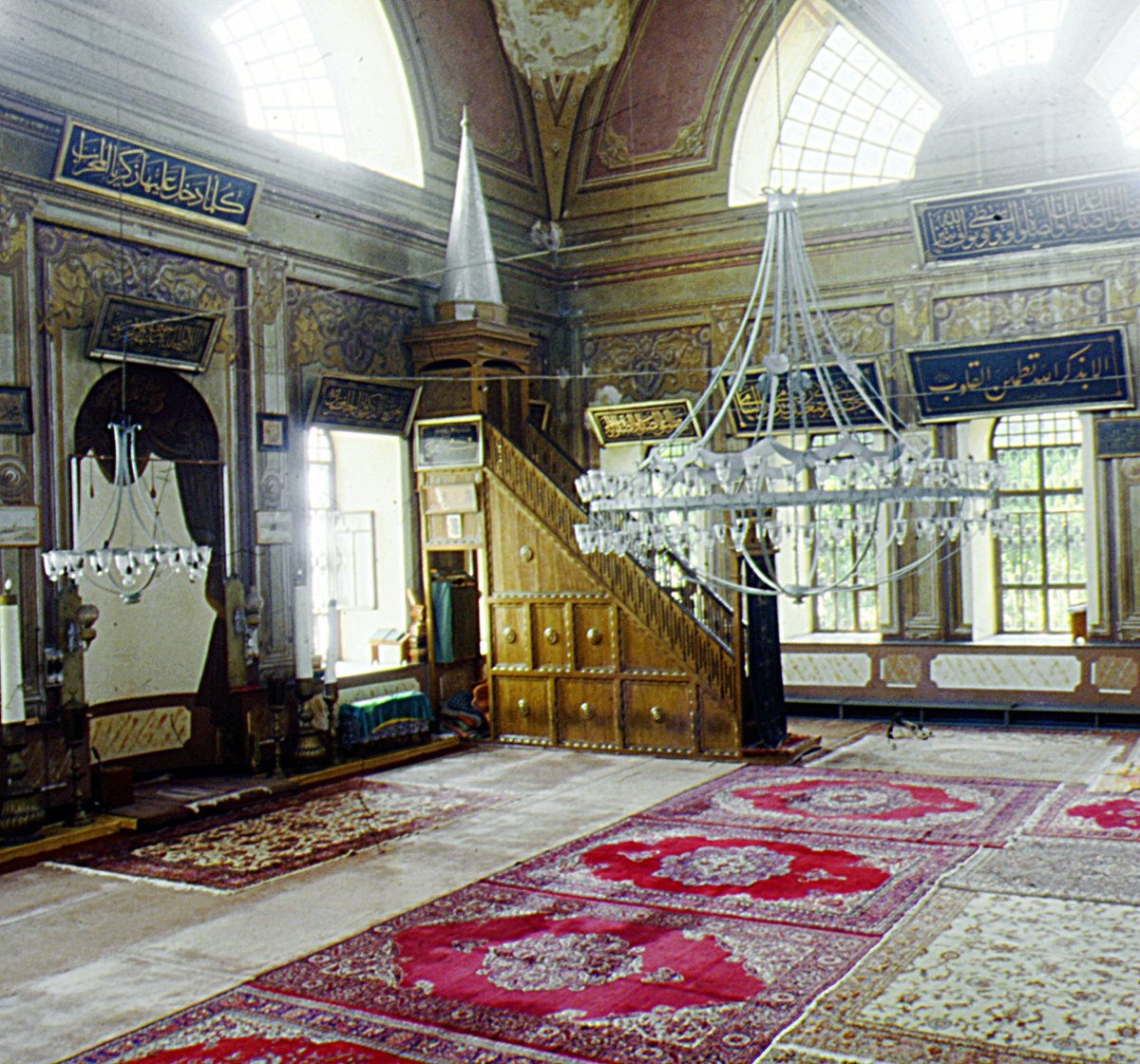 Cihangir Camii’nin içinden bir görünüş