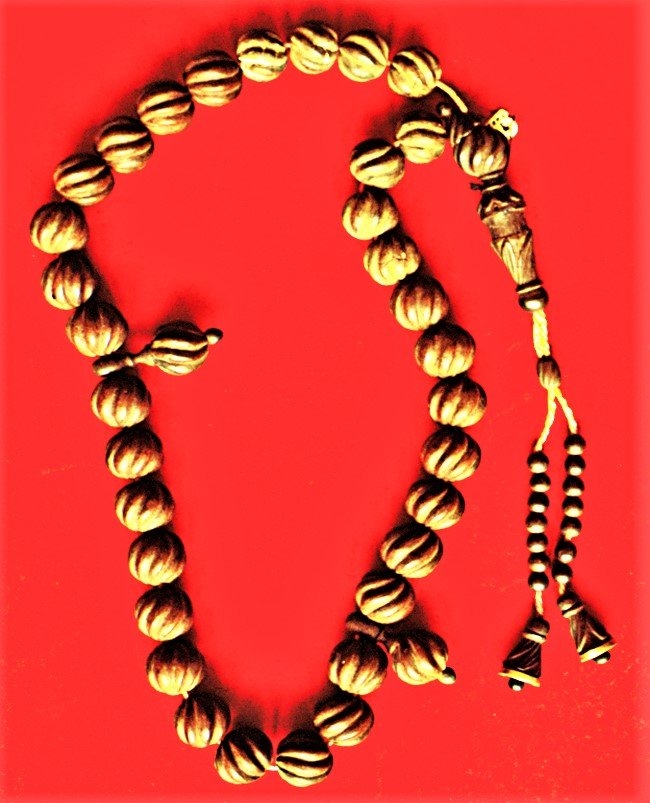 Amber tesbih (Topkapı Sarayı Müzesi, Mukaddes Emanetler, Envanter nr. 4002)