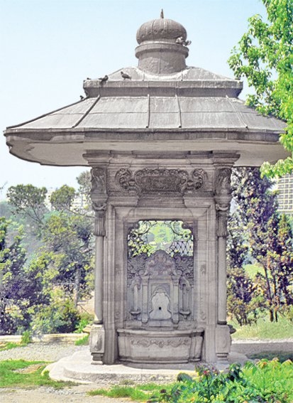 İtalyan mimar R. d’Aronco’nun barok üslûbunda inşa ettiği XX. yüzyıl başına ait meydan çeşmesi – Maçka/İstanbul