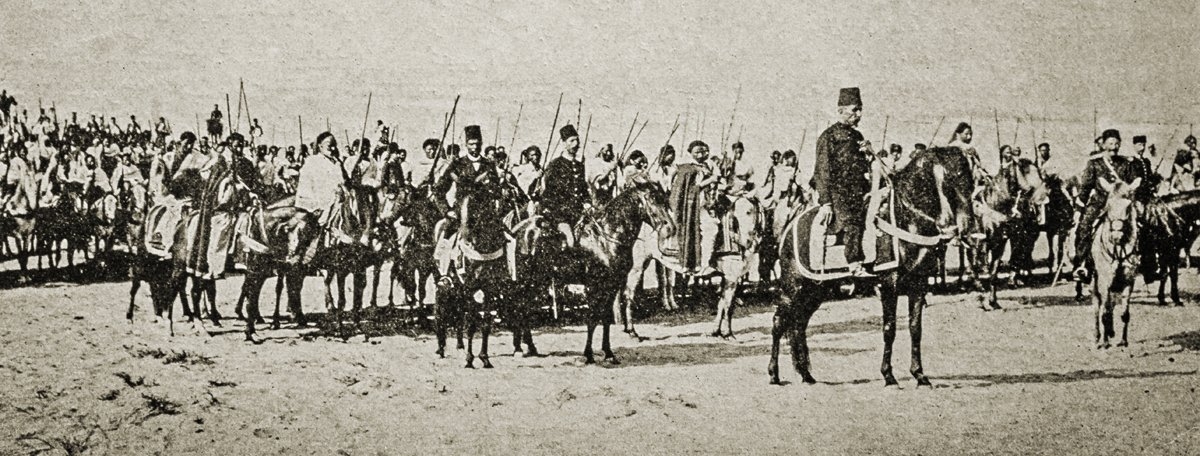 XIX. yüzyılın sonlarında Libya’da yerlilerden oluşturulan Hamidiye alaylarından birini tören sırasında gösteren fotoğraf(Orhan Koloğlu fotoğraf arşivi)