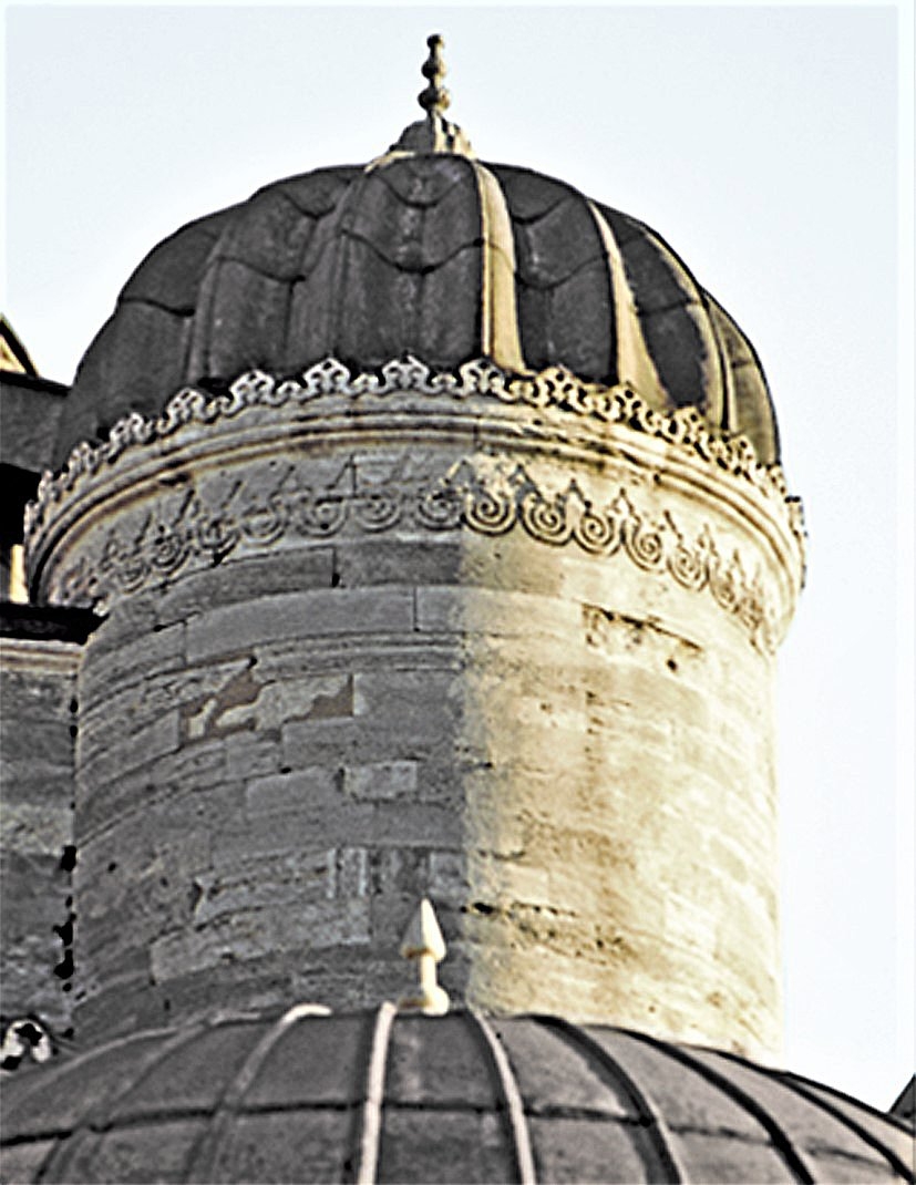 Şehzade Camii’nin dilimli bir kubbecikle örtülü ağırlık kulesi