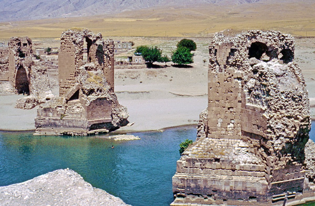 Dicle Köprüsü’nün günümüze ulaşan ayak kalıntıları – Hasankeyf/Batman