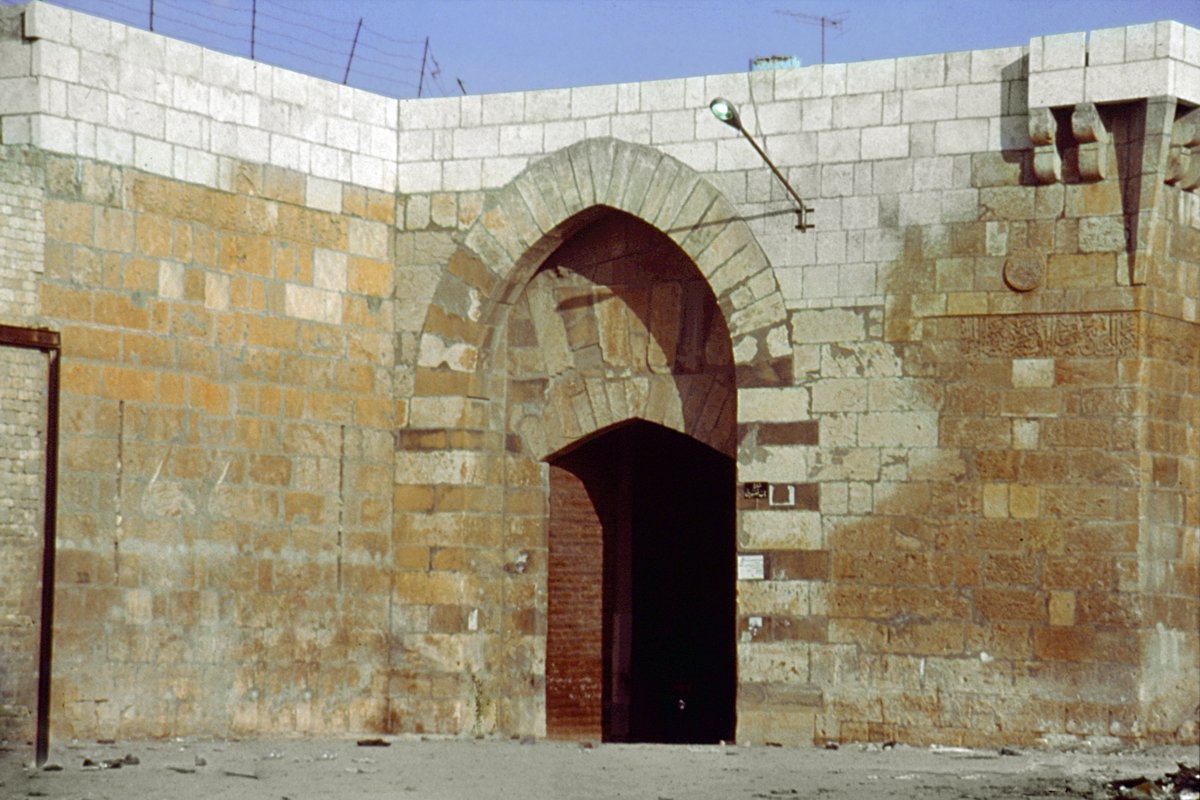 Halep surlarının günümüze ulaşan kapılarından Bâbü Kınnesrîn