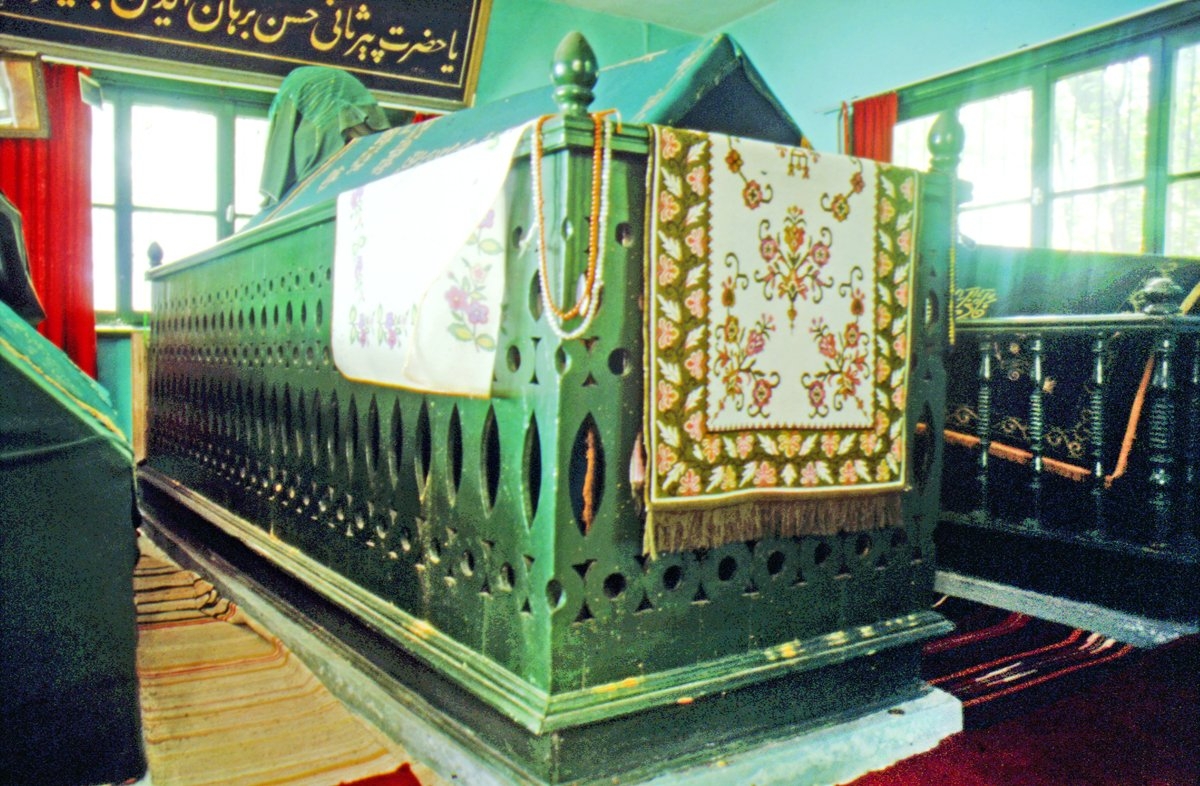 Hasan Burhâneddin Efendi’nin Cihangir Camii bitişiğindeki türbenin içinde bulunan sandukası – Beyoğlu/İstanbul