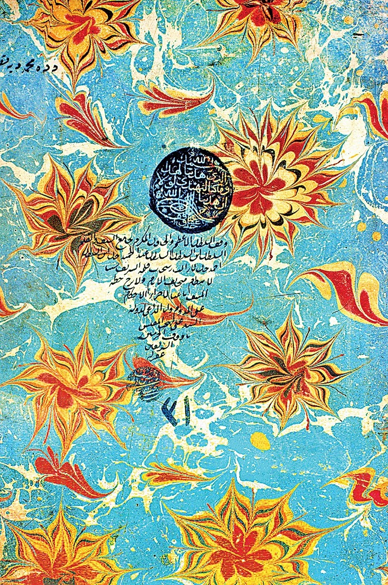 Bir el yazmasının iç kapağında Hatîb Mehmed Efendi’nin eseri olan deniz yıldızı şeklindeki hatip ebrusu (Süleymaniye Ktp., Hamidiye, nr. 31)