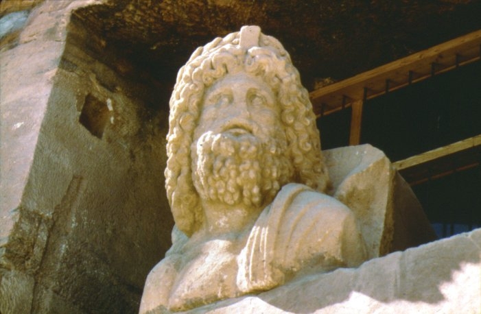 Petra’da Nabatîler dönemine ait bir insan heykelinin baş kısmı