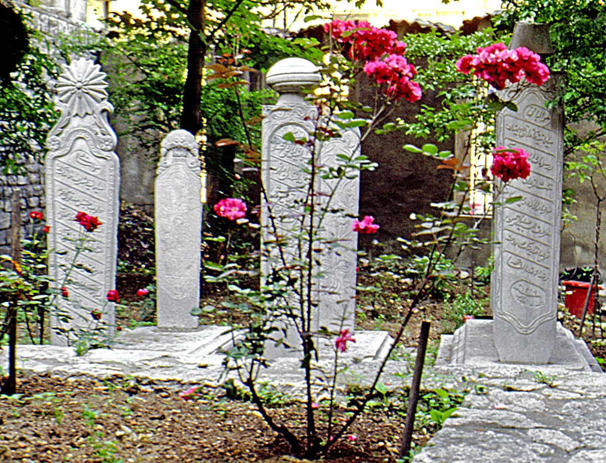 Aydınoğlu Tekkesi’nin hazîresi