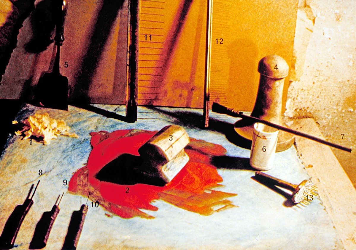 Ebruculukta kullanılan malzeme ve aletler: 1. Kitre zamkının tabii hali. 2. Mermer üstünde ezilen boya. 3. El taşı. 4. Toprak boyayı dövmede kullanılan taş. 5. Boya toplama küreği. 6. Boya kabı. 7. Boyaların tekneye serpildiği fırça. 8. Tekneye boya damlatmada kullanılan alet. 9. Tarama yapmakta kullanılan alet. 10. Hatip ebrusu ve çiçek yapmakta kullanılan ince tel. 11. Geniş taraklı ebru için kullanılan tel tarak. 12. Sık taraklı ebru için kullanılan tel tarak. 13. Sümbül ebrusu için kullanılan telli tahta