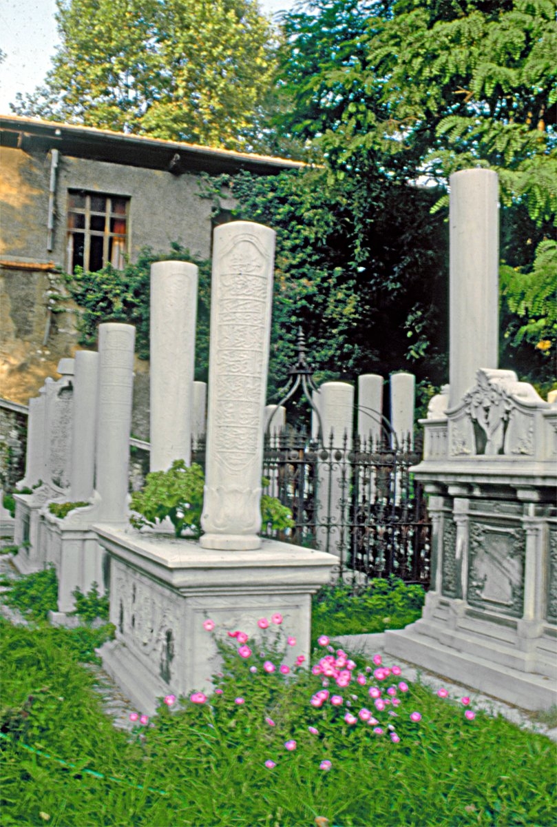 Divanyolu’nda II. Mahmud Türbesi’nin hazîresindeki bazı kabirler – Fatih/İstanbul