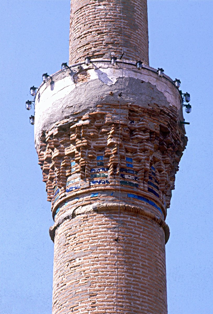 Kütahya Kurşunlu Cami’nin minare şerefesi altındaki çini süslemenin günümüze ulaşabilen parçası