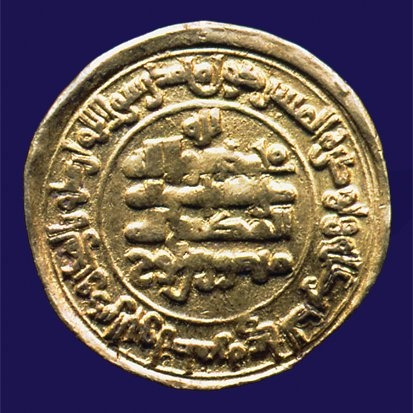 Âmül’de Sâmânî Hükümdarı Mansûr b. Nûh adına basılmış 351 (962) tarihli altın sikke (İstanbul Arkeoloji Müzeleri, Teşhir nr. 987)