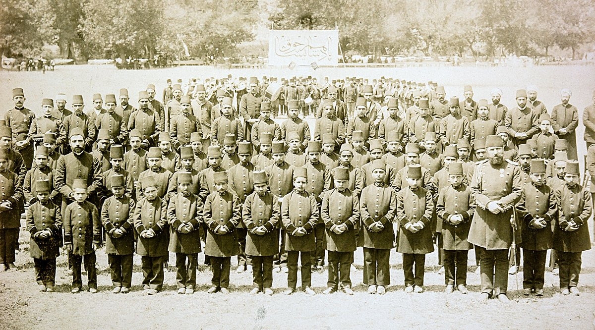 XX. yüzyıl başında Aşiret Mekteb-i Hümâyunu öğrencileri (İÜ Ktp., Albüm, nr. 90835)
