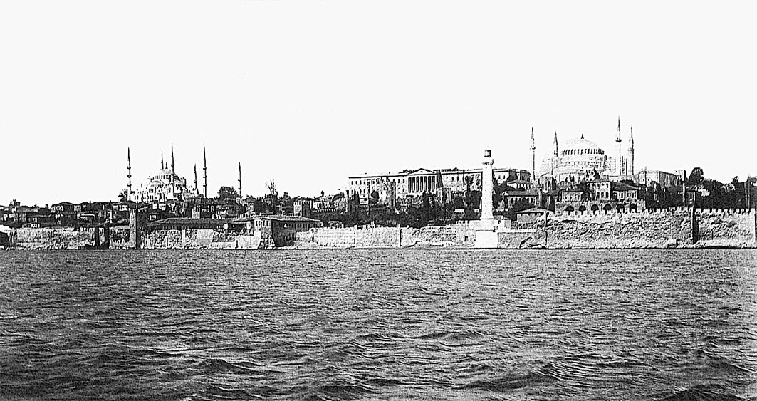 Sultanahmet ile Ayasofya arasında inşa edilen Dârülfünun binasının tamamlanmış halinin deniz yönünden görünüşü