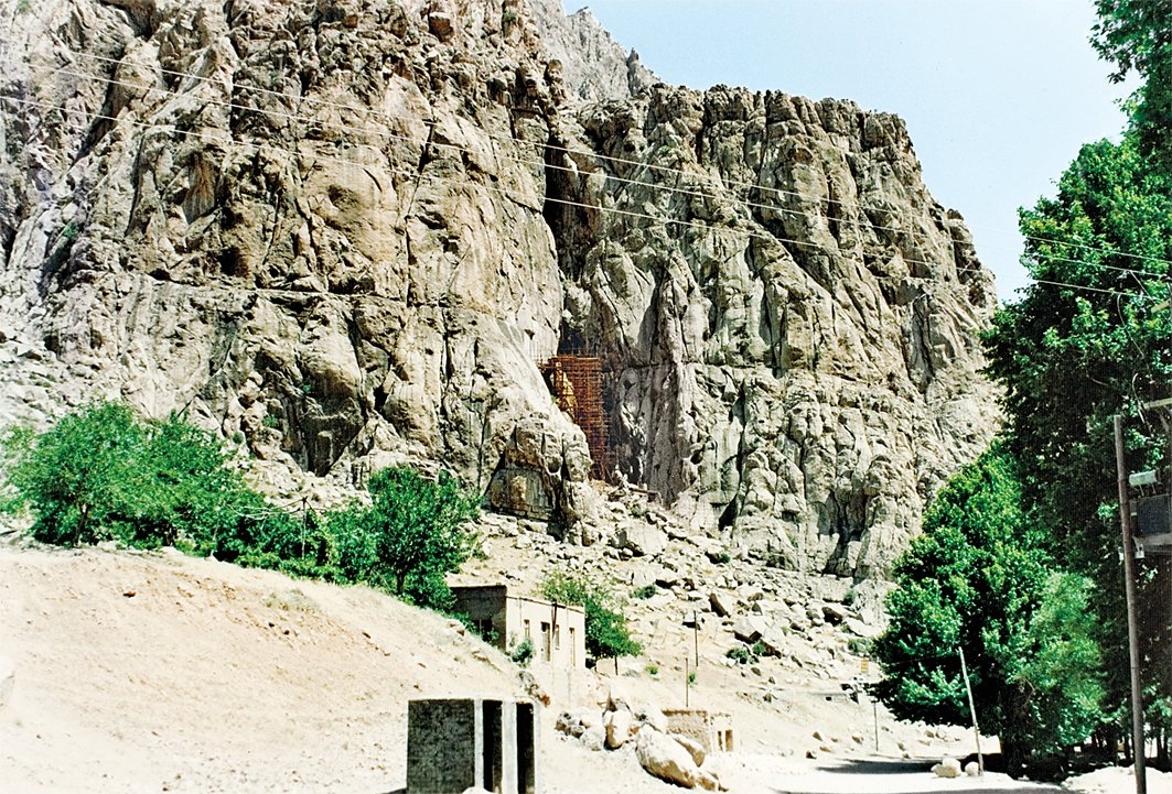 Dârâ’nın Bî sütun resimli yazılı kayası(ortada karanlık görünen yer)