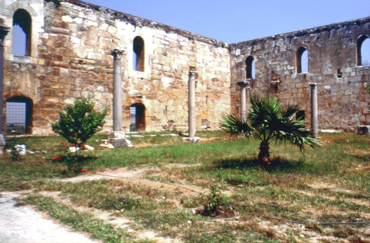 İzmir Selçuk Îsâ Bey Camii’nin üç yönden sütunlu revakla çevrili avlusu
