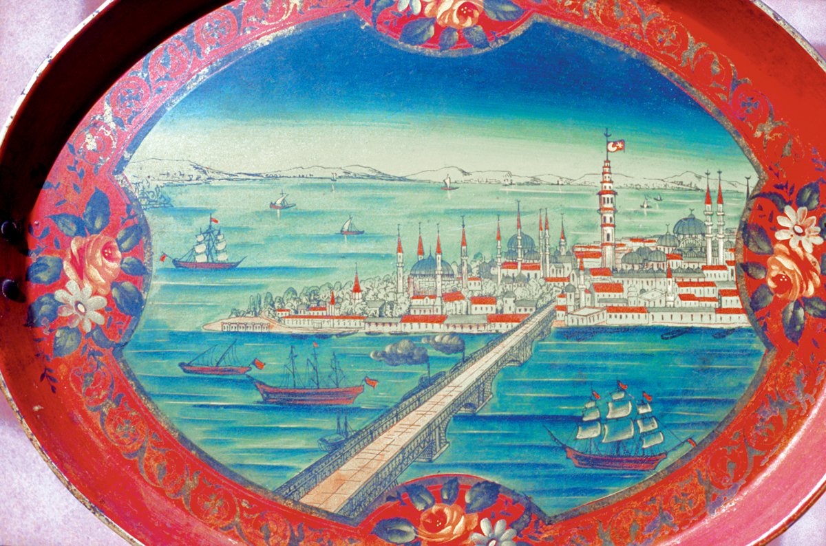 Üzerinde Haliç ile Galata Köprüsü’nün tasvirlerinin bulunduğu bir tepsi (Semavi Eyice koleksiyonu)