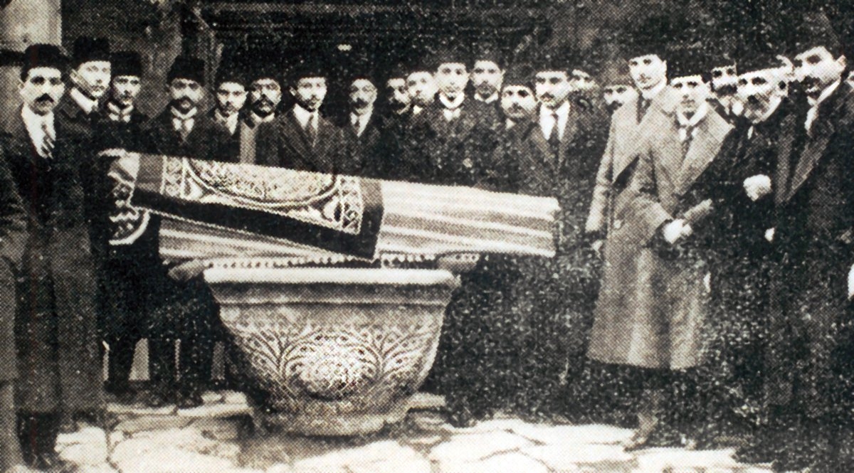 Recâizâde Mahmud Ekrem’in tabutu üzerine konulan Kâbe örtüsü (Resimli Kitâb, Ağustos-Eylül 1329, nr. 50, c. 9, s. 163)