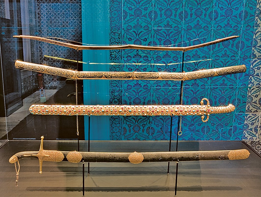 Topkapı Sarayı Müzesi’nde Hz. Muhammed’in kılıçları ve yayının sergilendiği vitrin