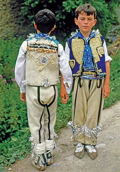 Kosova’da mahallî kıyafetlerle iki çocuk