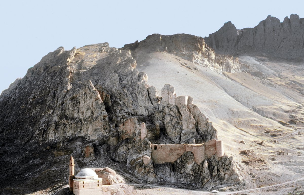 Eski Doğubayazıt’ın kuzeyindekiDoğubayazıt Kalesi ve Camii