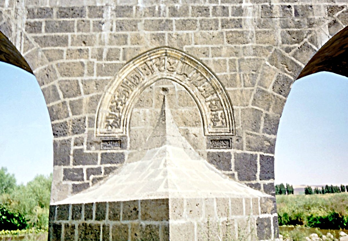 Devegeçidi Köprüsü’nün sel yaranı üzerindeki kemerin içinde yer alan kitâbe