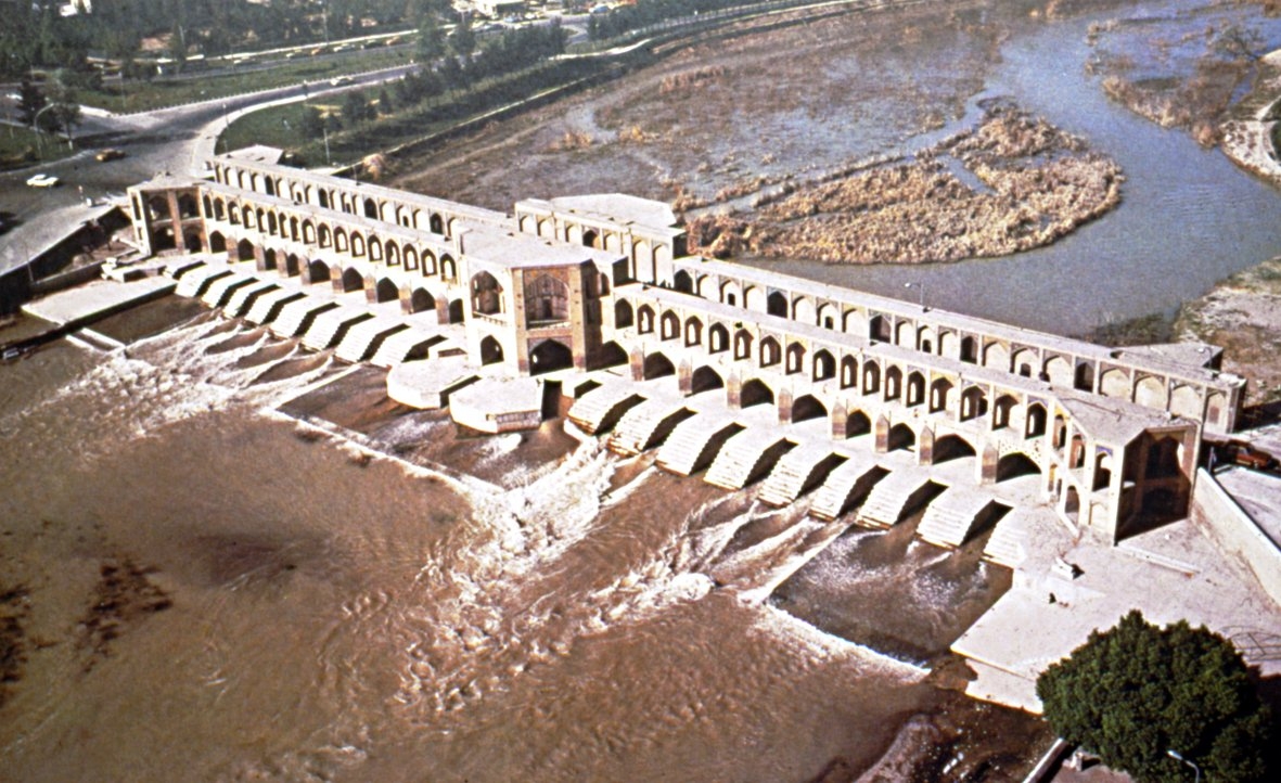 Üzeri bir köprü şeklinde düzenlenmiş olan XVII. yüzyıl ortasına ait Bend-i Hâcû – İsfahan/İran