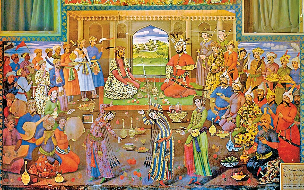 Çihilsütun’un ana holünün batı duvarında Tahmasb’ı (kırmızı giysili) sarayda eğlenirken tasvir eden resim