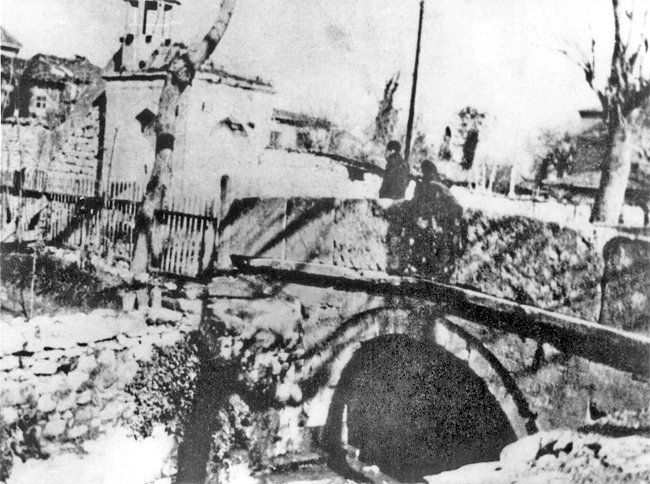 Bayrampaşa Deresi Köprüsü’nün eski bir fotoğrafı (Çulpan, Türk Taş Köprüleri, Ankara 1975, rs. 122/5)