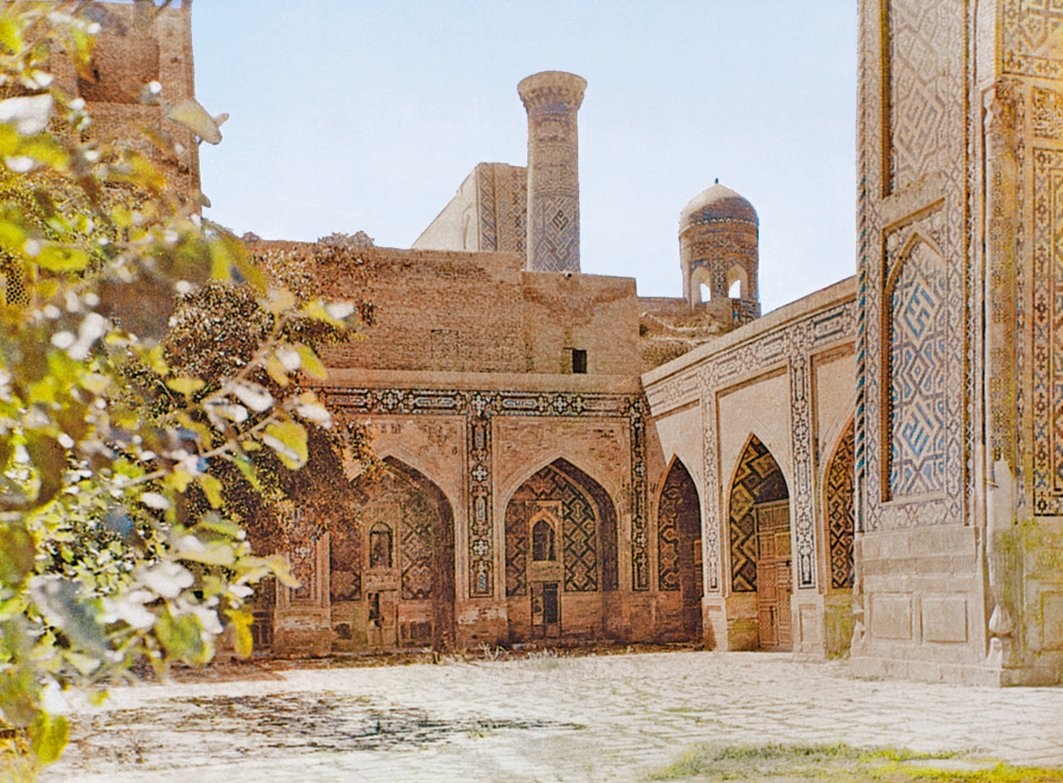 Tillâkârî Medresesi’nin avlusundan bir görünüş