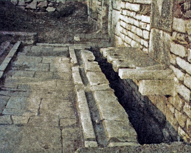 Manisa’nın Alaşehir ilçesi Sardes’teRoma dönemine ait helâlardan bir örnek