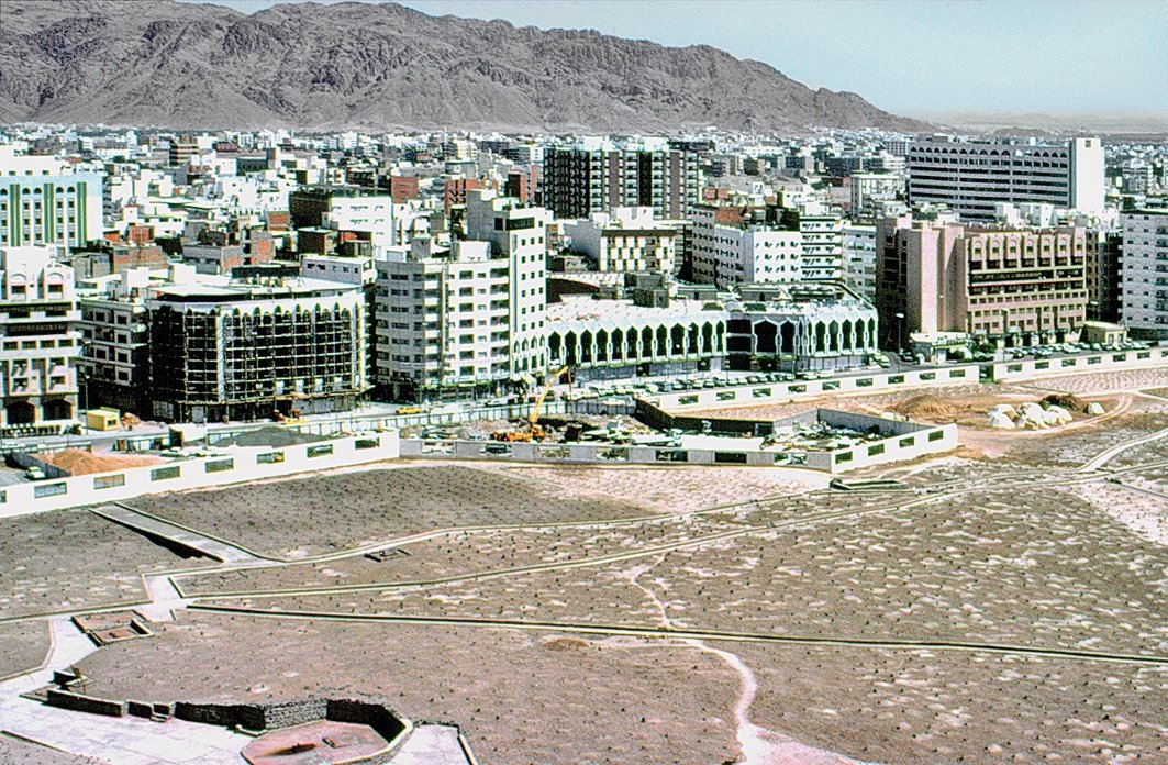 Medine’de birçok sahâbînin gömülü olduğu Cennetü’l-bakī‘