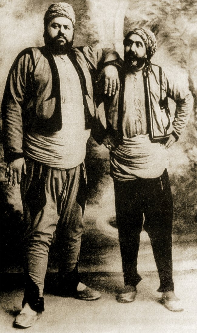 Avrupa’ya giden ilk Türk güreşçilerinden Filiz Nurullah ve Kara Osman (Âtıf Kahraman, s. 180)