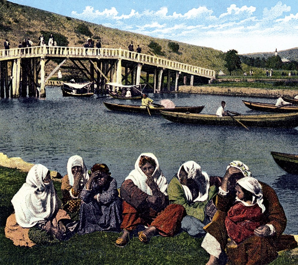 XX. yüzyılın başlarında Kâğıthane’dekiSünnet Köprüsü’nün önünde bir grupÇingene’yi gösteren kartpostal
