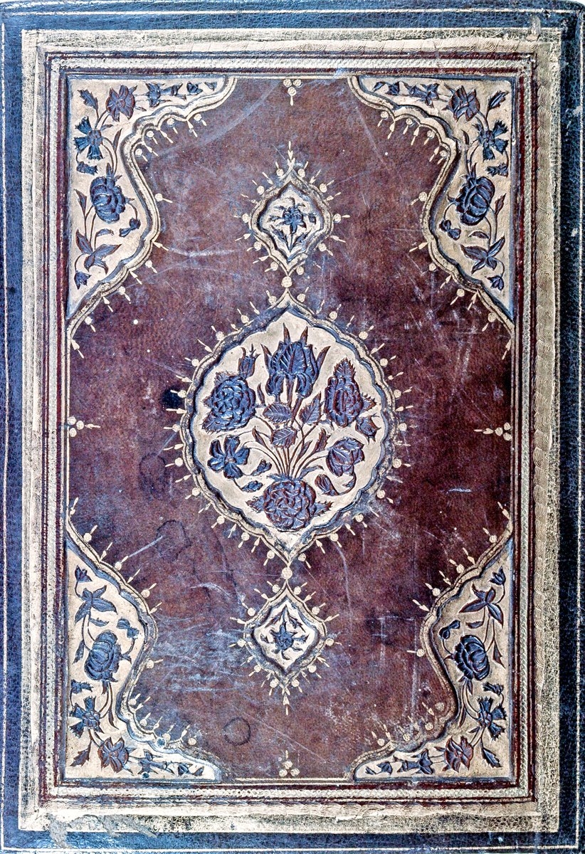 XVIII. yüzyıla ait realist bitkisel motifli bir cilt(TSMK, Emanet Hazinesi, nr. 141)