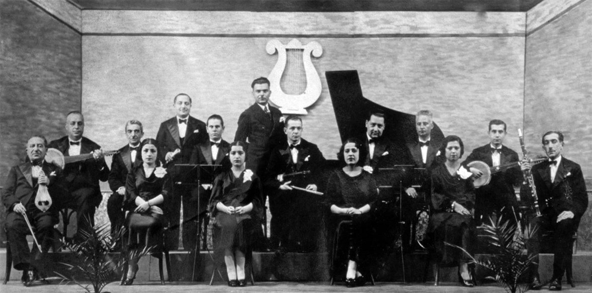 Cumhuriyet’in ilk dönemlerinde ünlü hânende ve sâzendelerin yer aldığı bir fasıl topluluğu (soldan sağa): Kemençeci Aleko Bacanos, ûdî Mısırlı İbrâhim, hânende Ağyazar, ûdî Yorgo Bacanos, hânende Mustafa Çağlar, kemanî Sadi Işılay, kemanî Cevdet Çağla, hânende Hamit Dikses, hânende Yahya, ûdî Cemal Cünbüş, klarnetçi Şeref Özsoy (hanımlar tesbit edilemedi) (Nurettin Çelik fotoğraf arşivi)