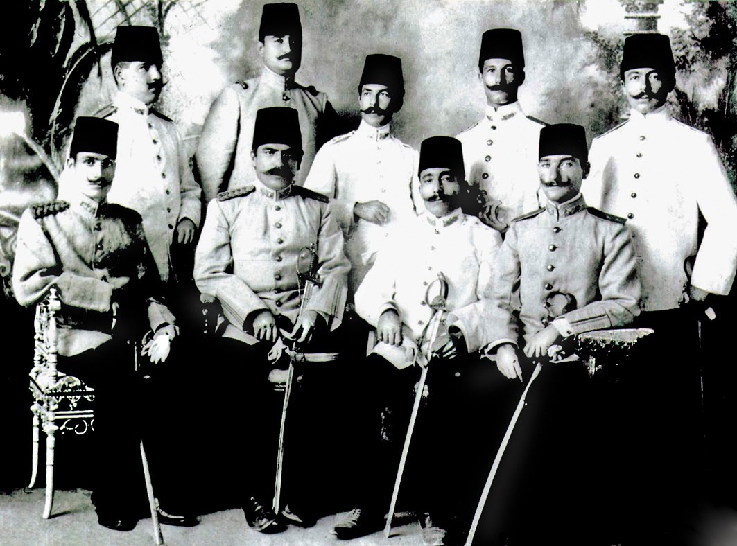Mustafa Kemal Atatürk Beyrut’ta 1906 yılında Beşinci Ordu’da görev yaparken subay arkadaşlarıyla birlikte (TTK Kütüphanesi Fotoğraf Arşivi)