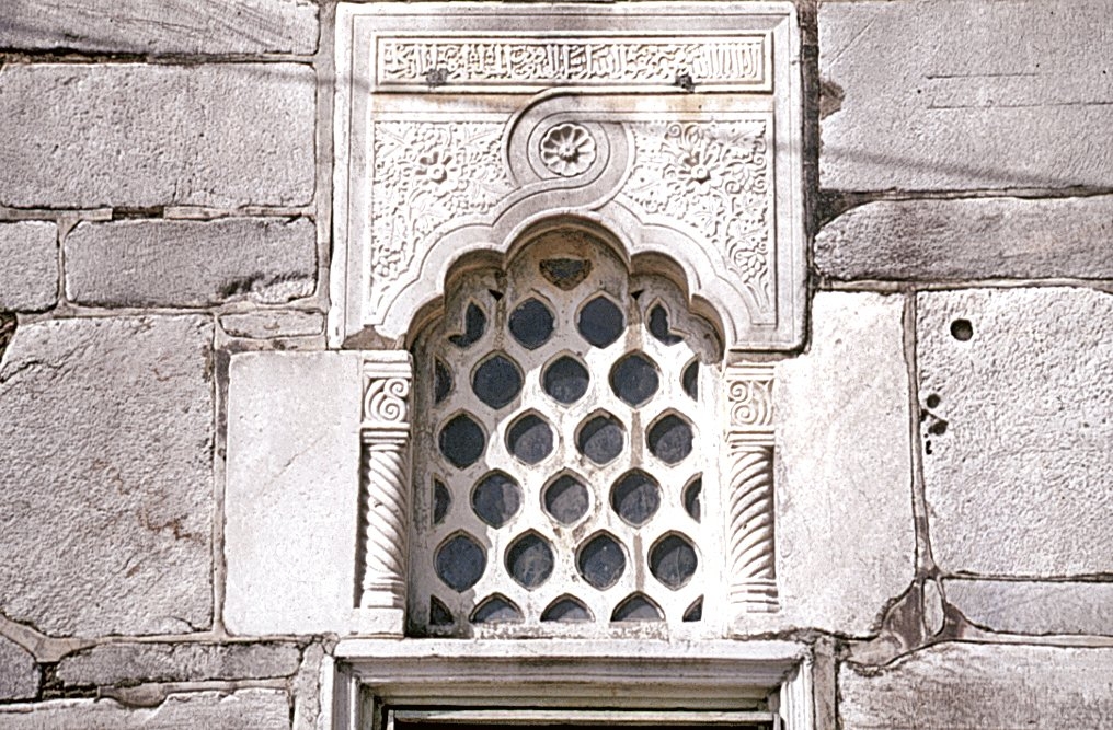 Birgi Ulucamii’nde pencere üzerindeki dilimli kemerli küçük pencerelerden biri