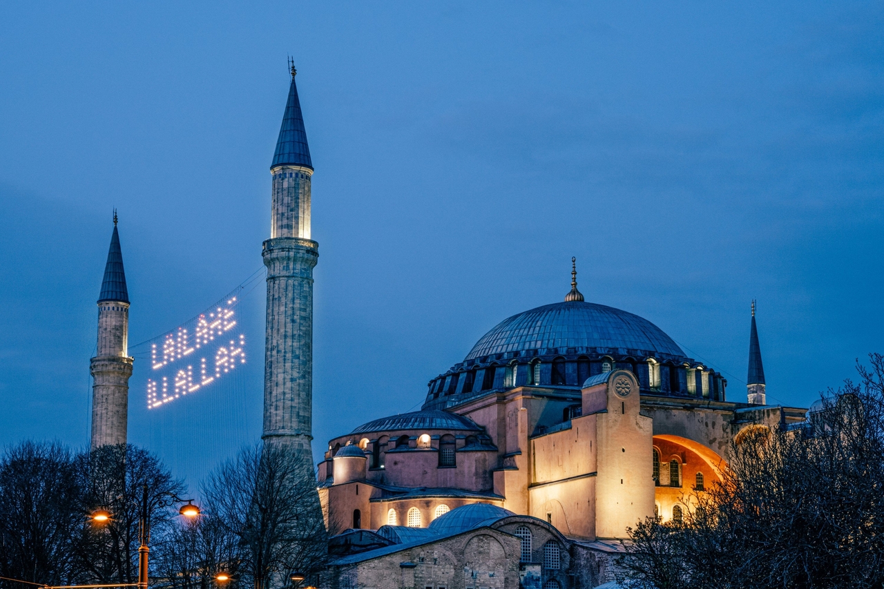 2022 yılı Ramazan ayında Ayasofya Camii’nde kurulan bir mahya (Fotoğraf: Sercan Samancı)